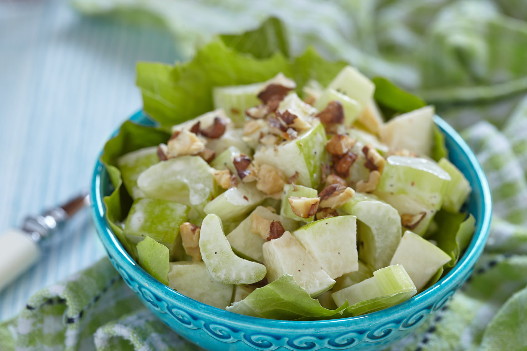 Salade de céleri branche, pomme, noix, fromage