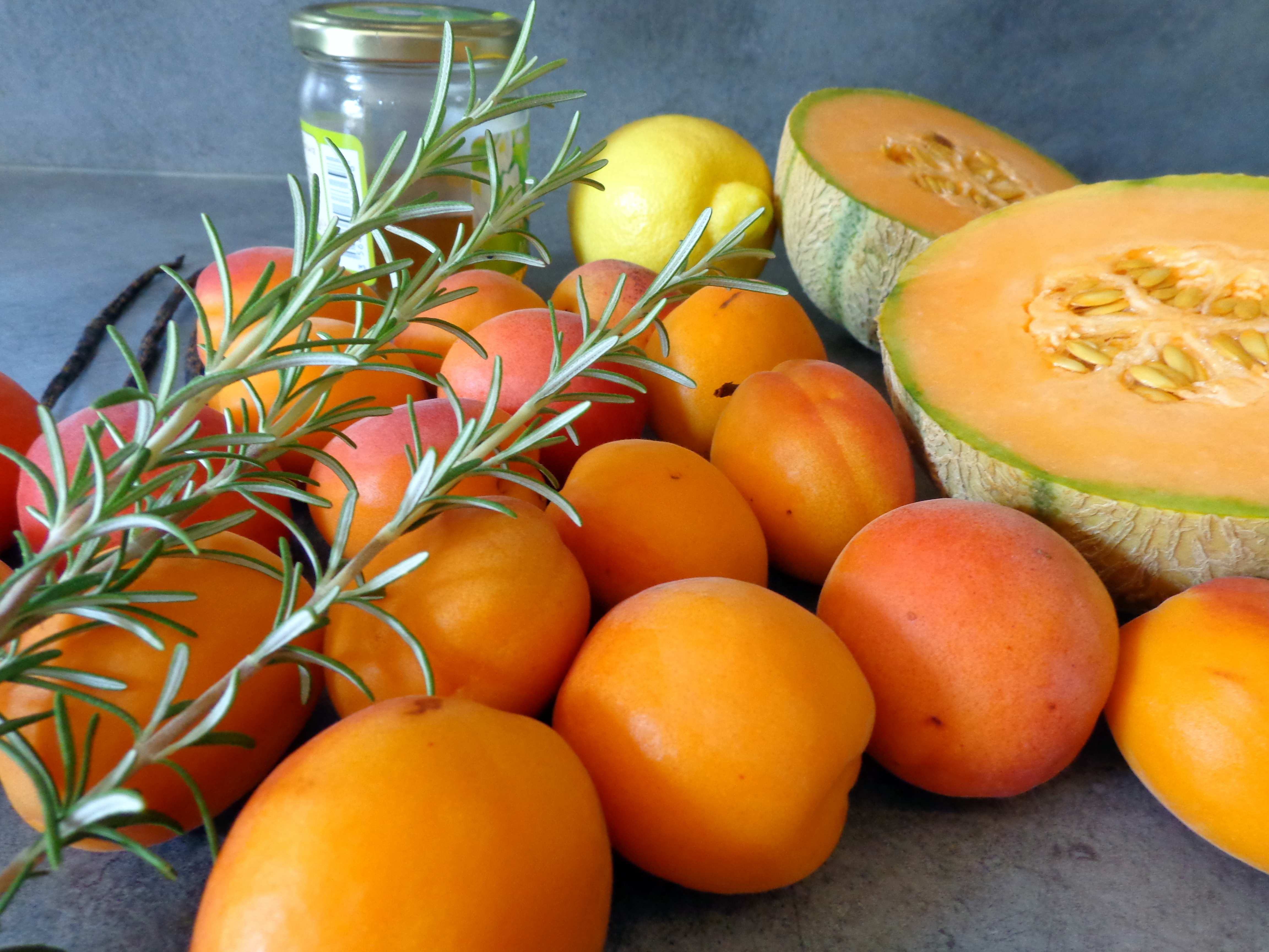Brochettes d'abricots au romarin