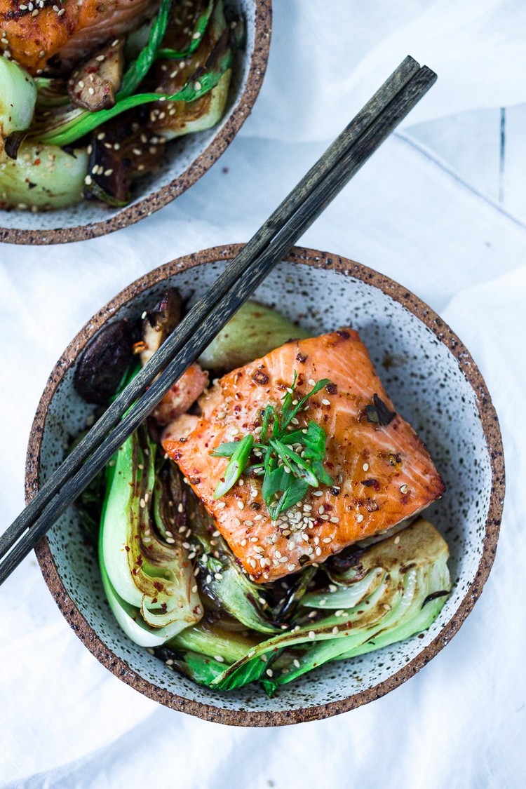 Saumon teriyaki au sésame sur un lit de Pak Choï