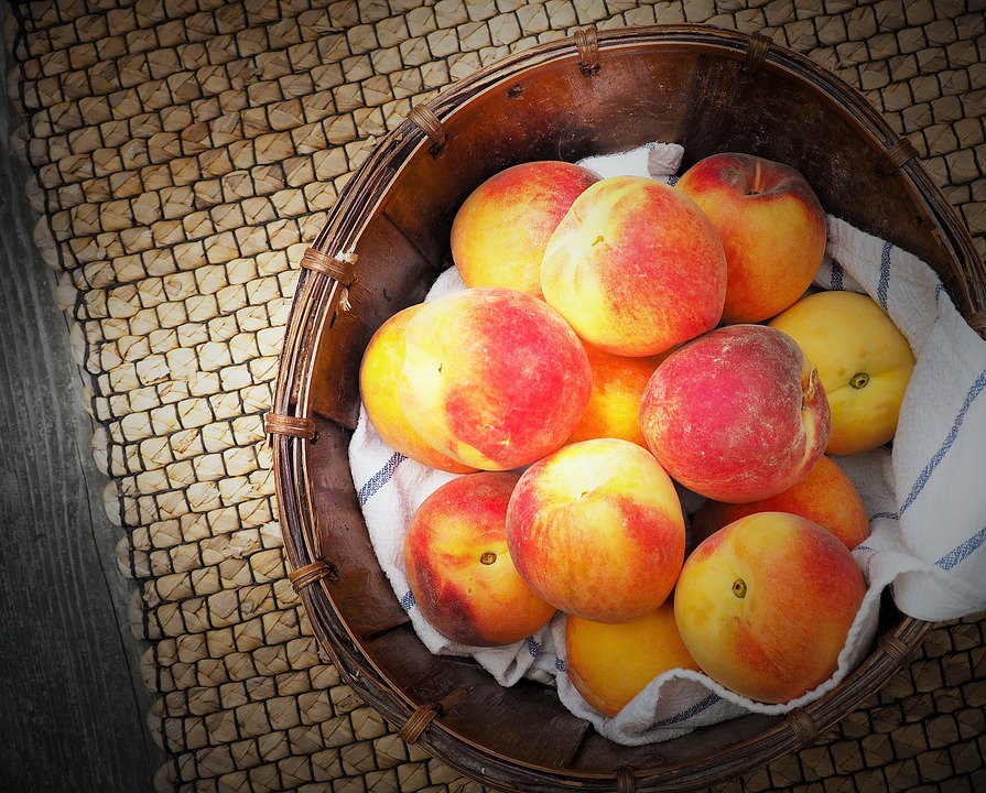 Nectarines farcies aux macarons et aux amandes