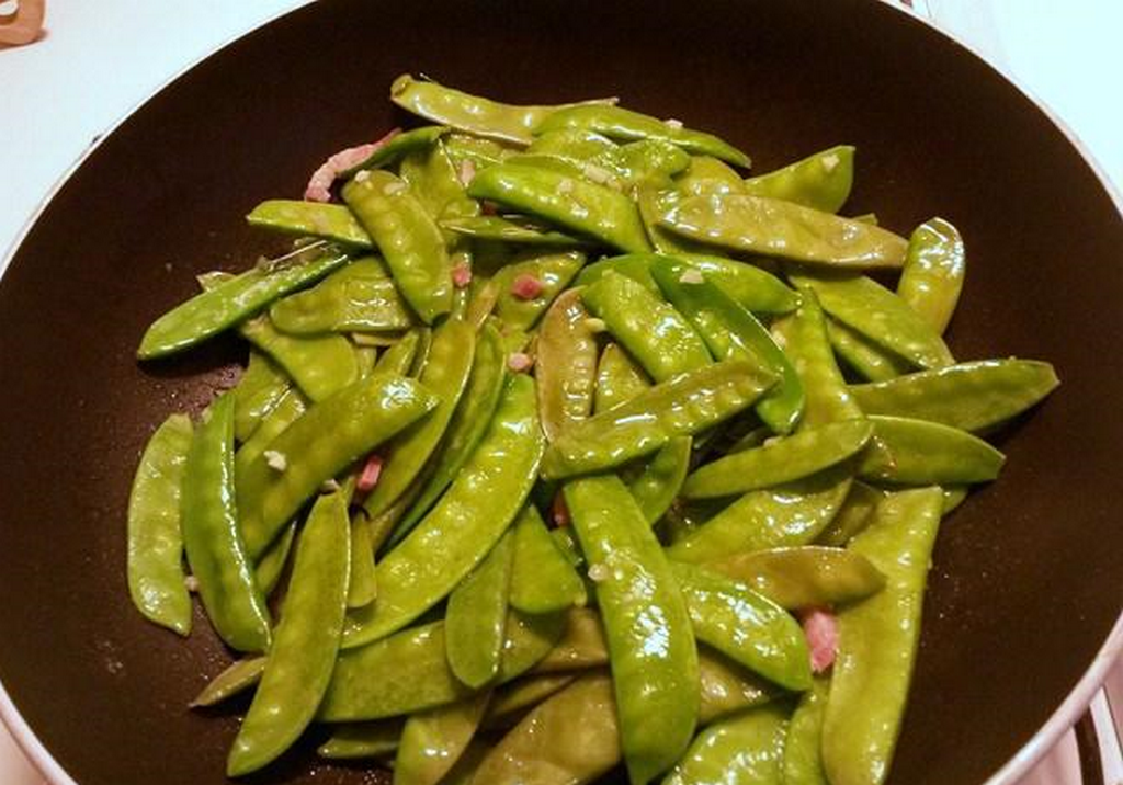 recette poêlée de pois gourmands à l'ail
