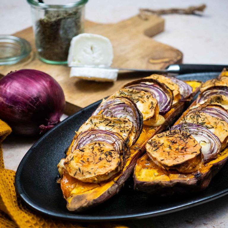 Patate douce rôtie au chèvre et oignons rouges