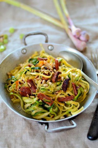 recette bio courgette spaghetti au chorizo et pignons