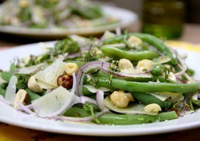 recette salade d'haricots verts bio tièdes, oignon rouge, parmesan, noisettes et basilic