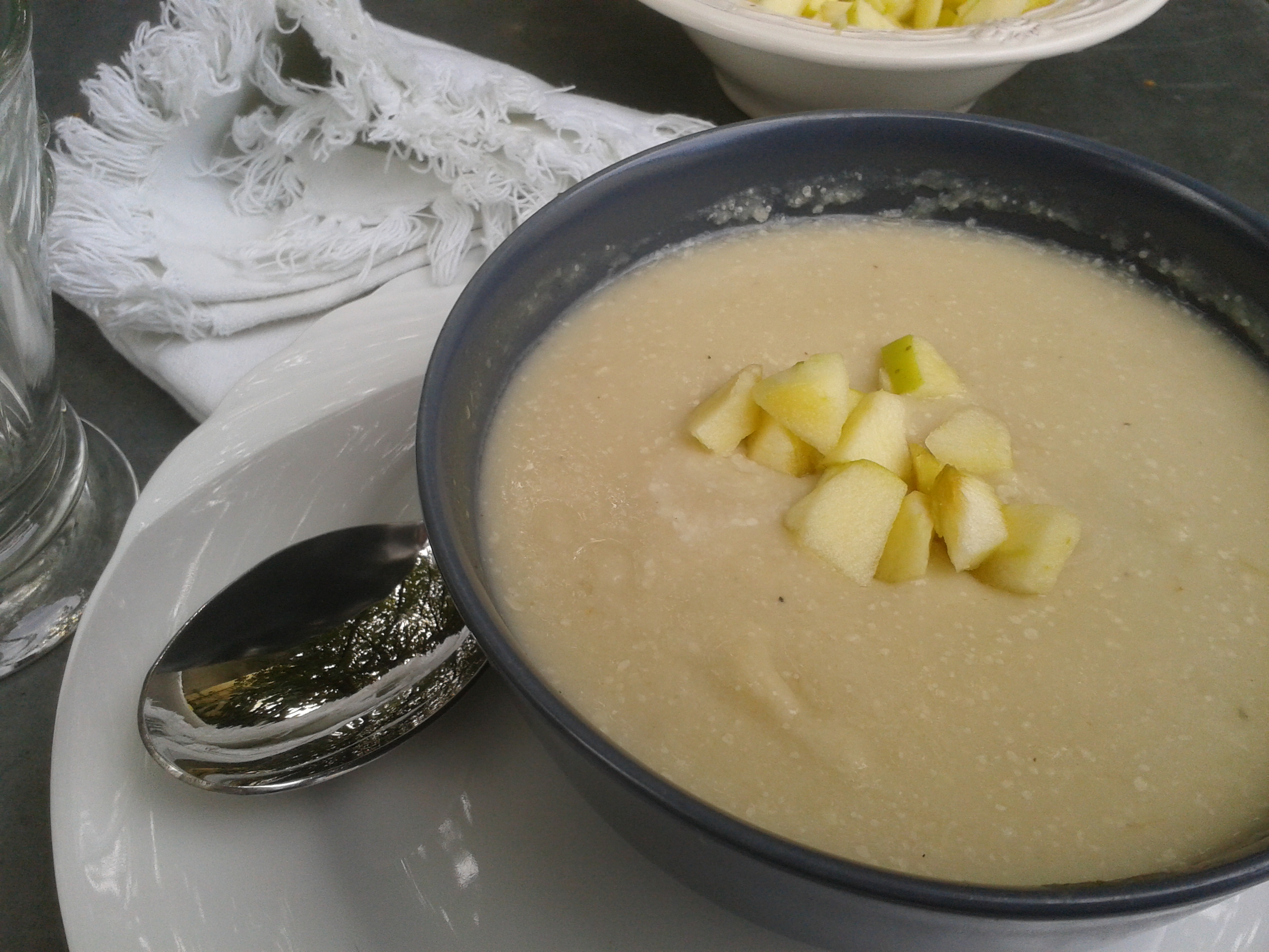 Soupe au panais et pommes au safran et cumin