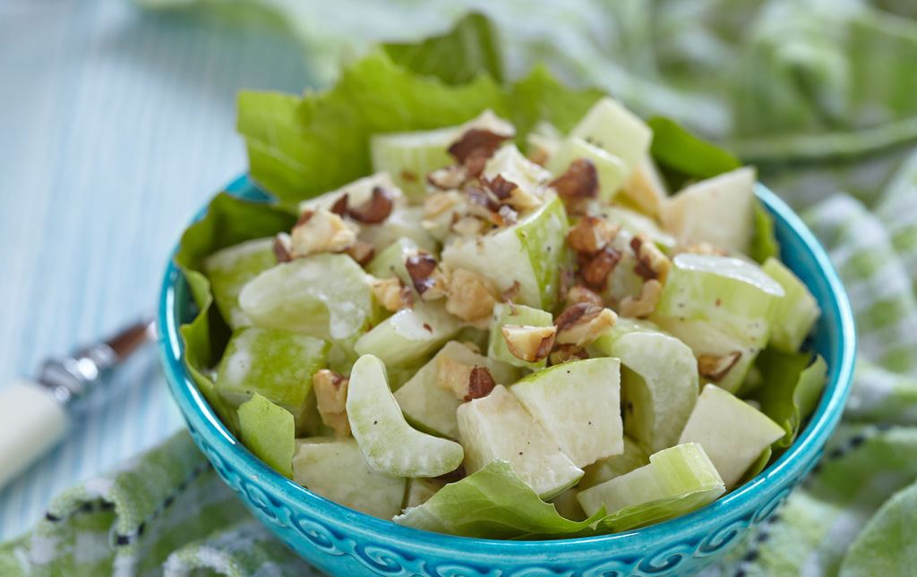 Salade de céleri branche, pomme, noix, fromage